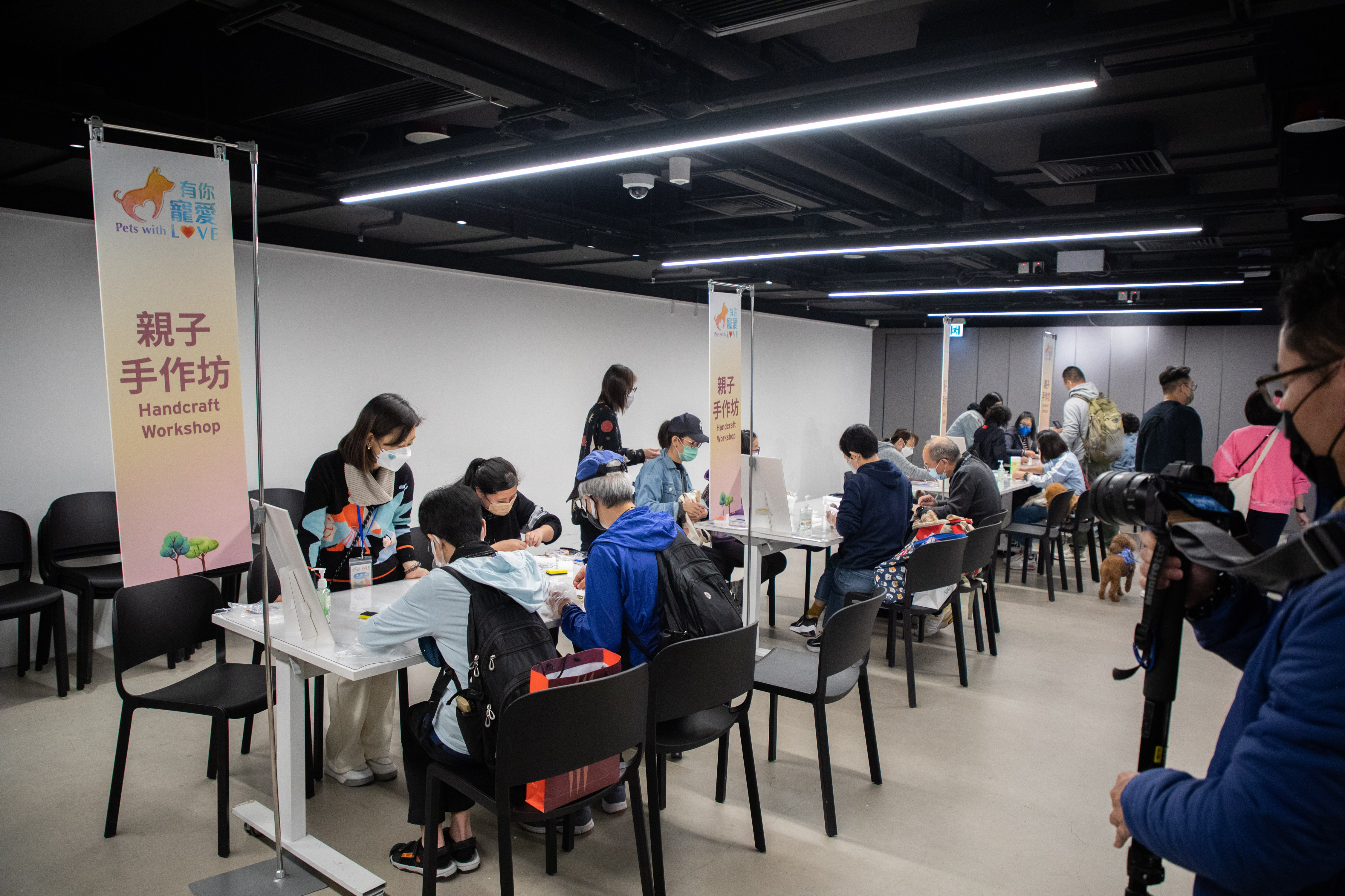 Families enjoyed participating in the workshops, where kids and parents both learned to love animals through making handcrafts together.
