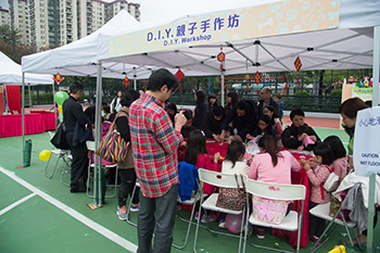 Members of the public participating in the handicraft workshop actively