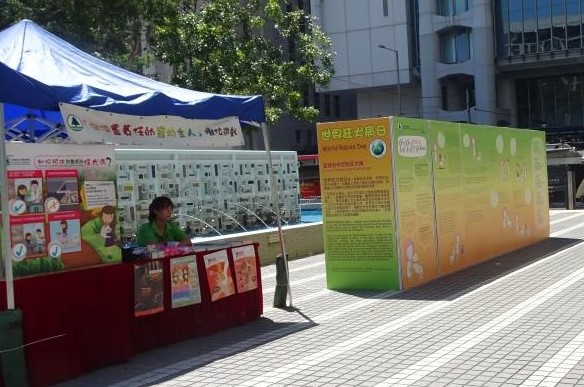教育展版和攤位遊戲為市民提供有關預防狂犬病的資訊。 教育展版和攤位遊戲為市民提供有關預防狂犬病的資訊。