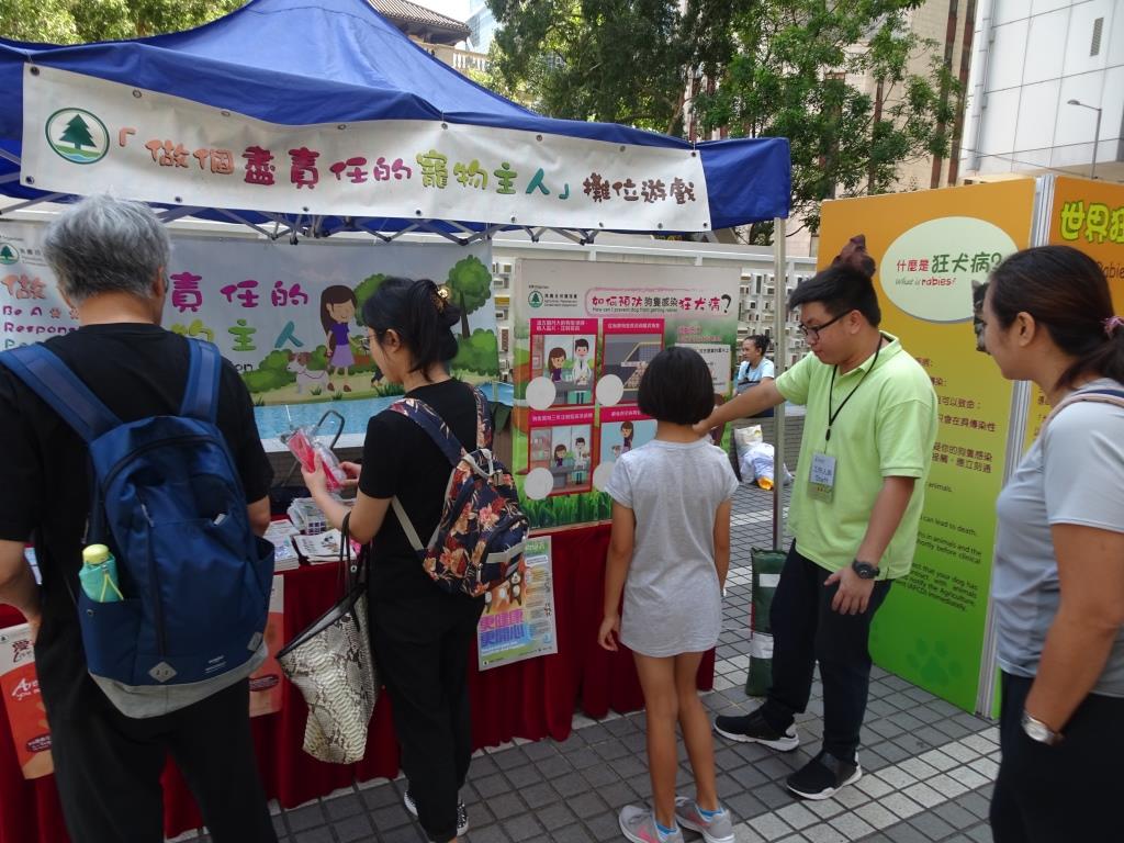 很多市民到來學習「做個盡責任的寵物主人」和預防狂犬病。 很多市民到來學習「做個盡責任的寵物主人」和預防狂犬病。