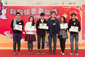 「有你寵愛」繪畫比賽公開組得獎者，由本署副署長蘇炳民博士頒發獎項 